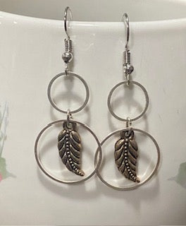 Silver double hoop with leaf